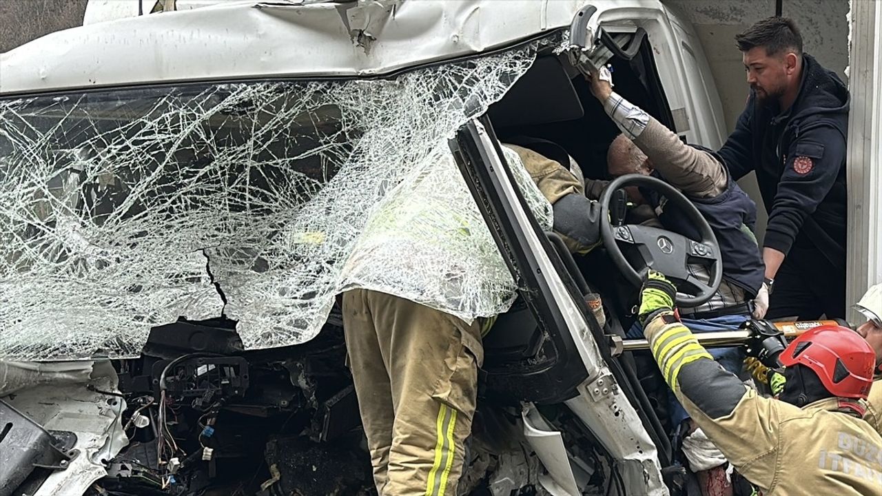 Düzce Kesiminde Feci Kaza: Kamyon Sürücüsü Yaralandı