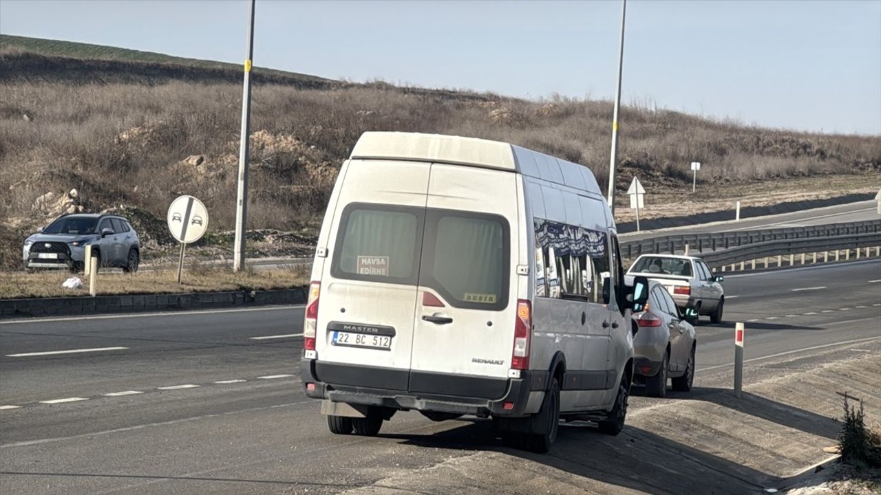 Edirne'de Yolcu Minibüsü ve Otomobil Çarpıştı: İki Yaralı