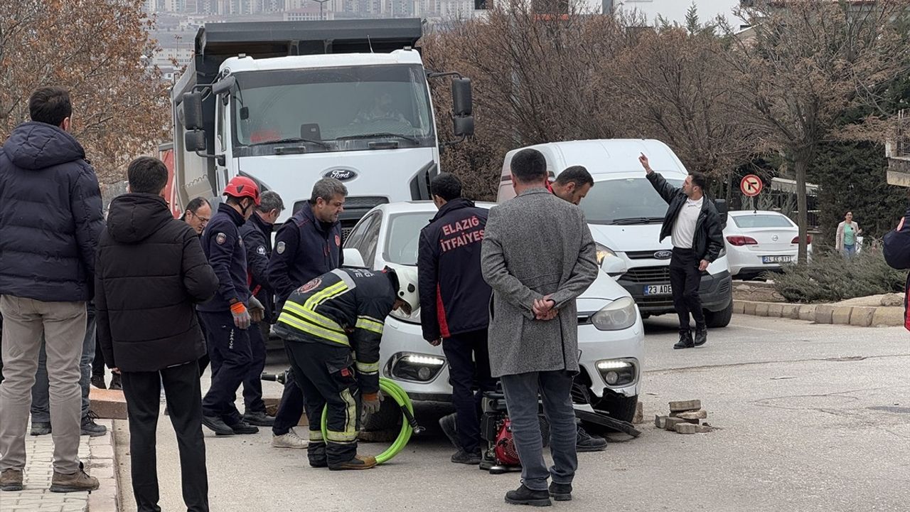 Elazığ'da Trafik Kazası: Kurye Ağır Yaralandı