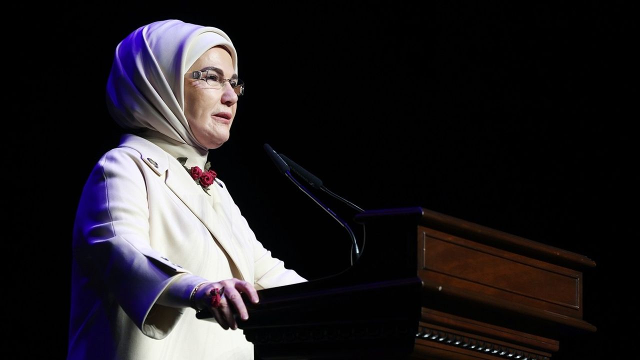 Emine Erdoğan, Devlet Korumasındaki Çocukların Tiyatro Gösterisini İzledi