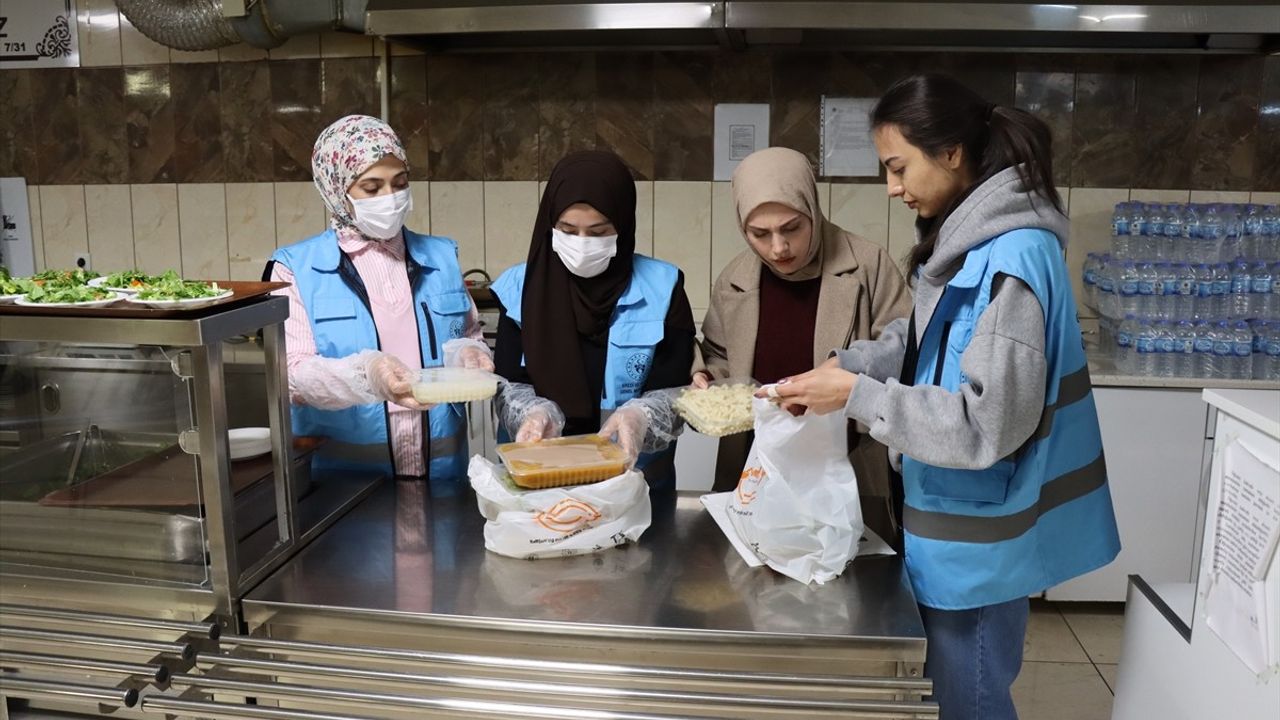 Erzincan'da Öğrencilerden İhtiyaç Sahiplerine Yardım Eli