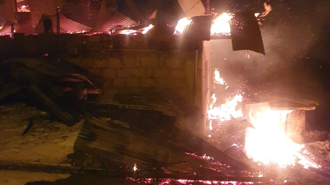 Erzurum'da Yaşlı Çiftin Evi Yanarak Kullanılamaz Hale Geldi