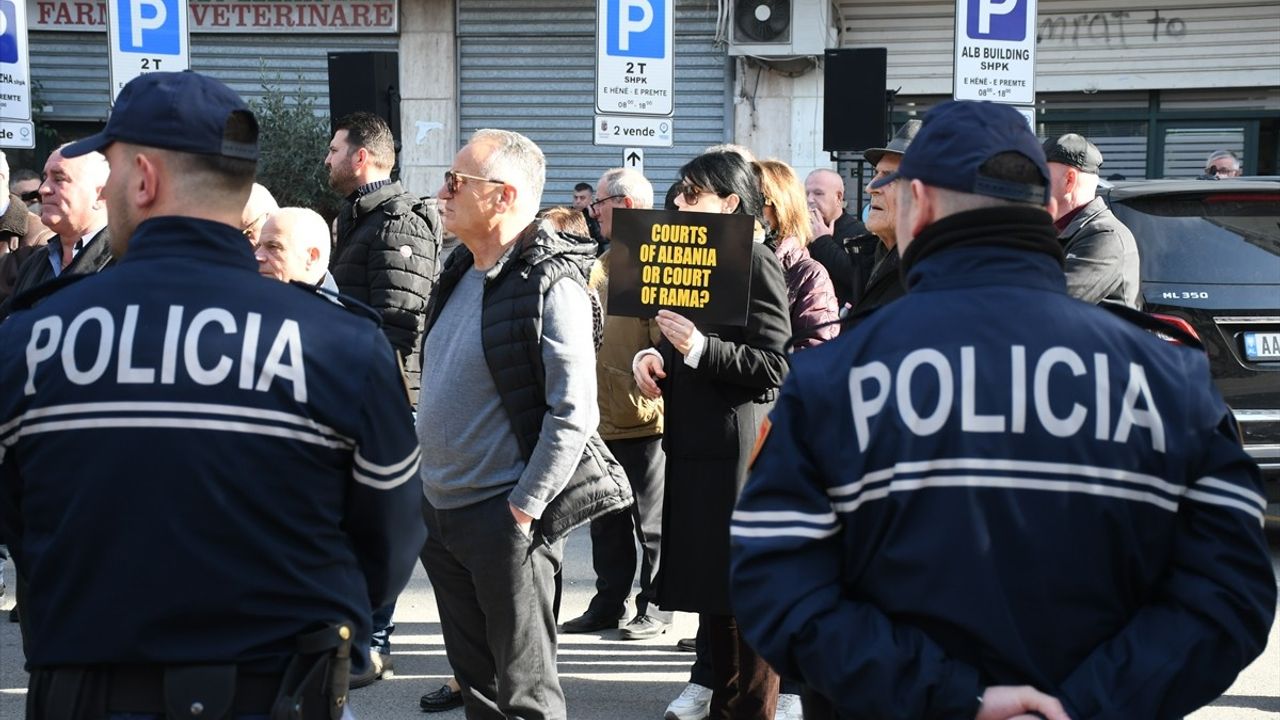 Eski Başbakan Sali Berisha'ya Destek Gösterisi Arnavutluk'ta Gerçekleşti