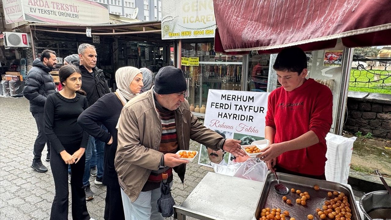 Ferdi Tayfur İçin Aydın'da Lokma Dağıtıldı