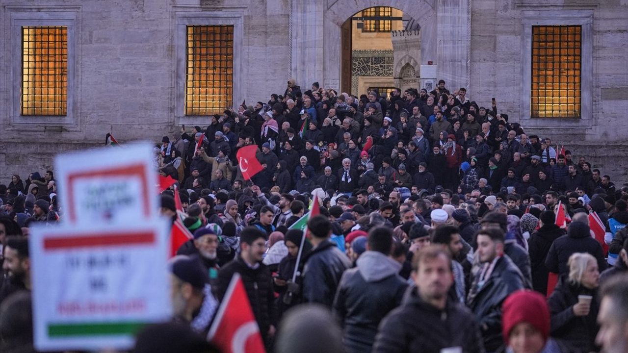 Galata Köprüsü'nde Filistin'e Destek Eylemi Başladı