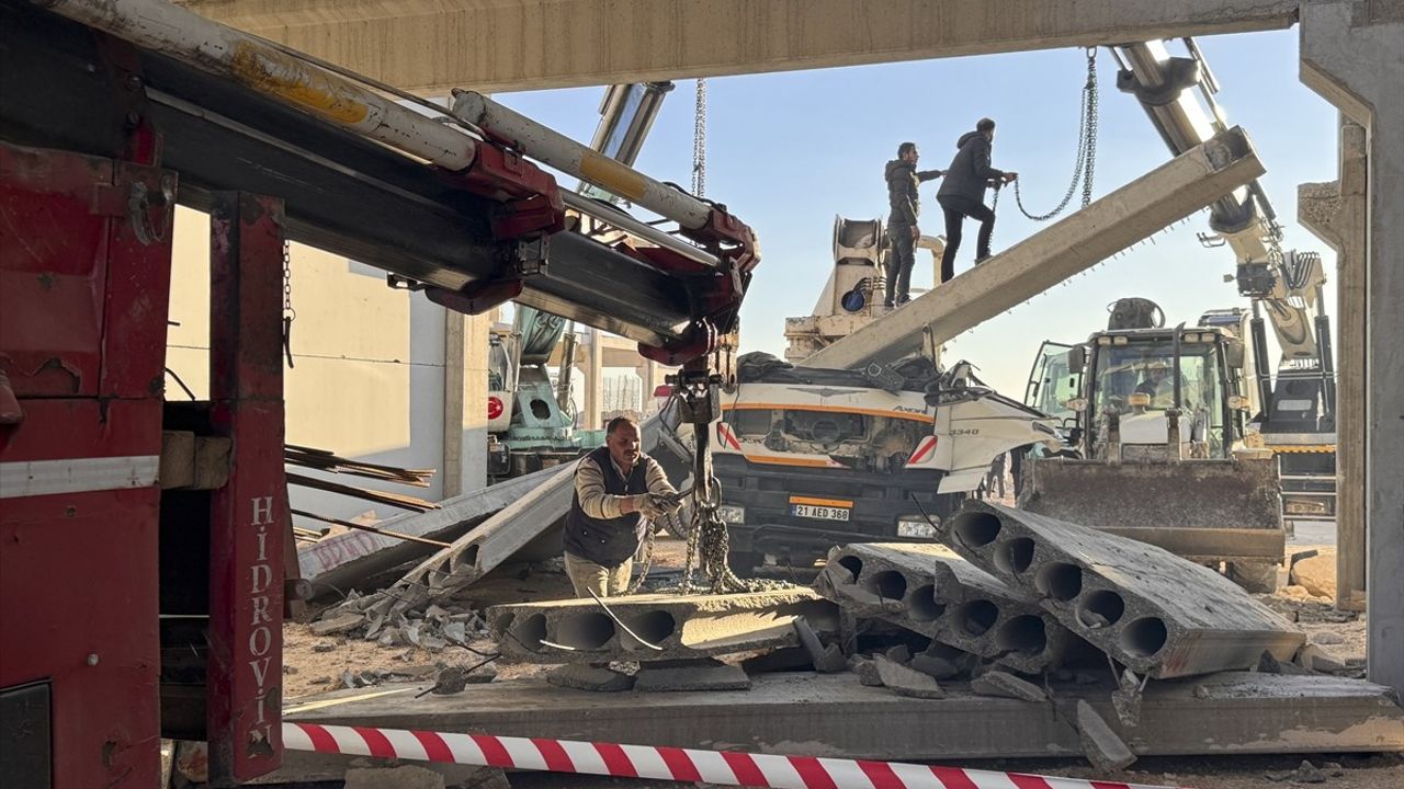 Gaziantep'te Beton Bloğun Altında Kalma Trafik Kazası