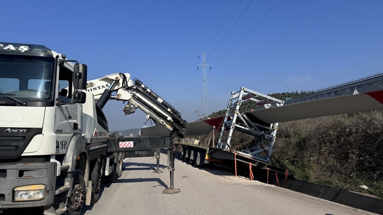 Gemlik'te Rüzgar Türbini Taşıyan Tır Su Kanalına Düştü