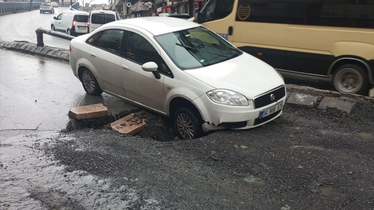 Güngören'de Yolda Çökme Olayı, Otomobil Hasar Gördü