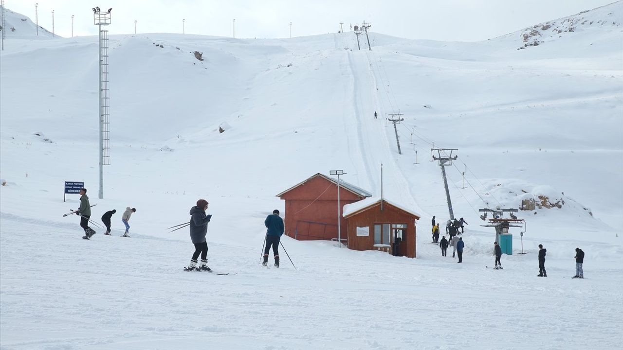 Hakkari'nin Mergabütan Kayak Merkezi Hafta Sonu Kayakseverlerle Dolu