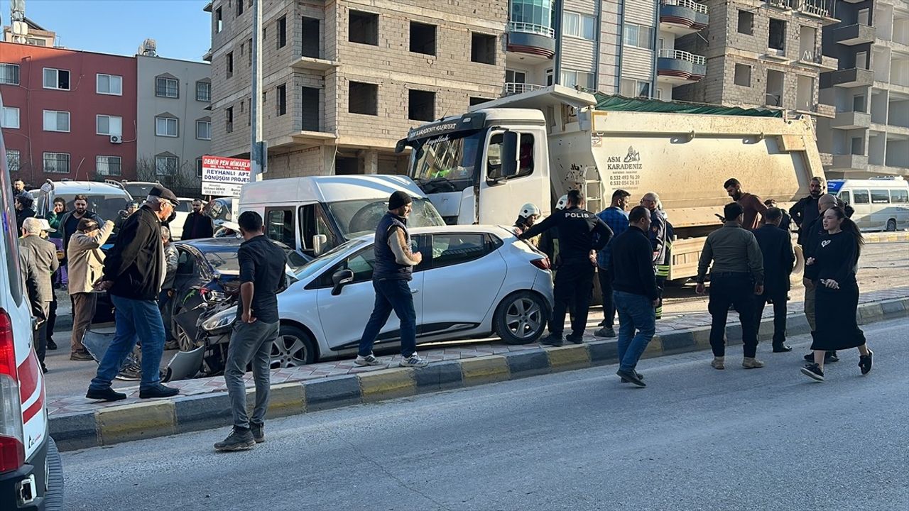 Hatay'da Freni Arızalanan Kamyon 5 Araca Çarptı