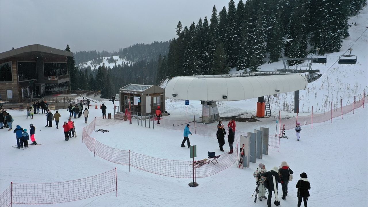 Ilgaz Dağı'ndaki Yurduntepe Kayak Merkezi'nde Hafta Sonu Yoğunluğu