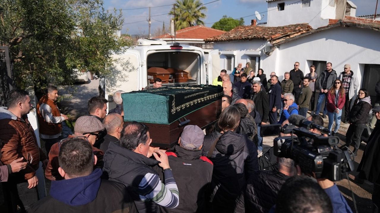 İngiltere'de Cansız Bedeni Bulunan Akademisyen İzmir'de Defnedildi