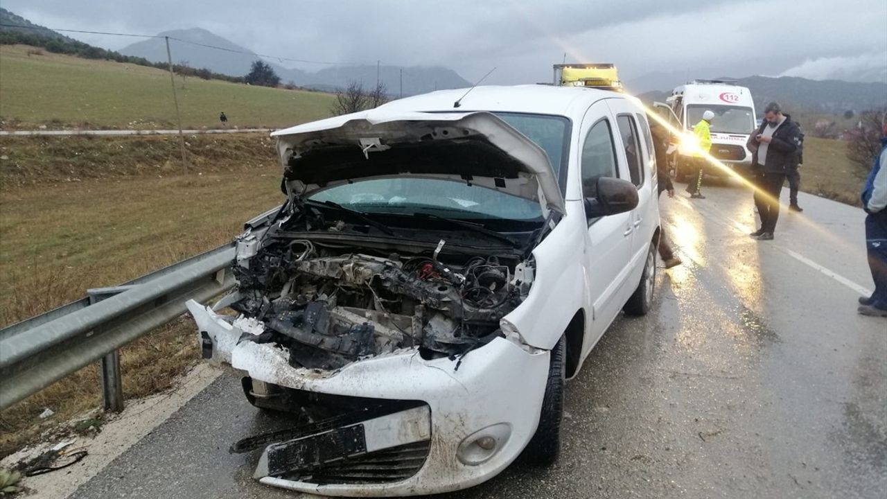 Isparta'da Sivil Polis Aracı ile Kamyonet Çarpıştı