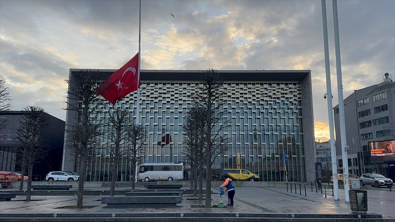 İstanbul'da Milli Yas: Bayraklar Yarıya İndirildi