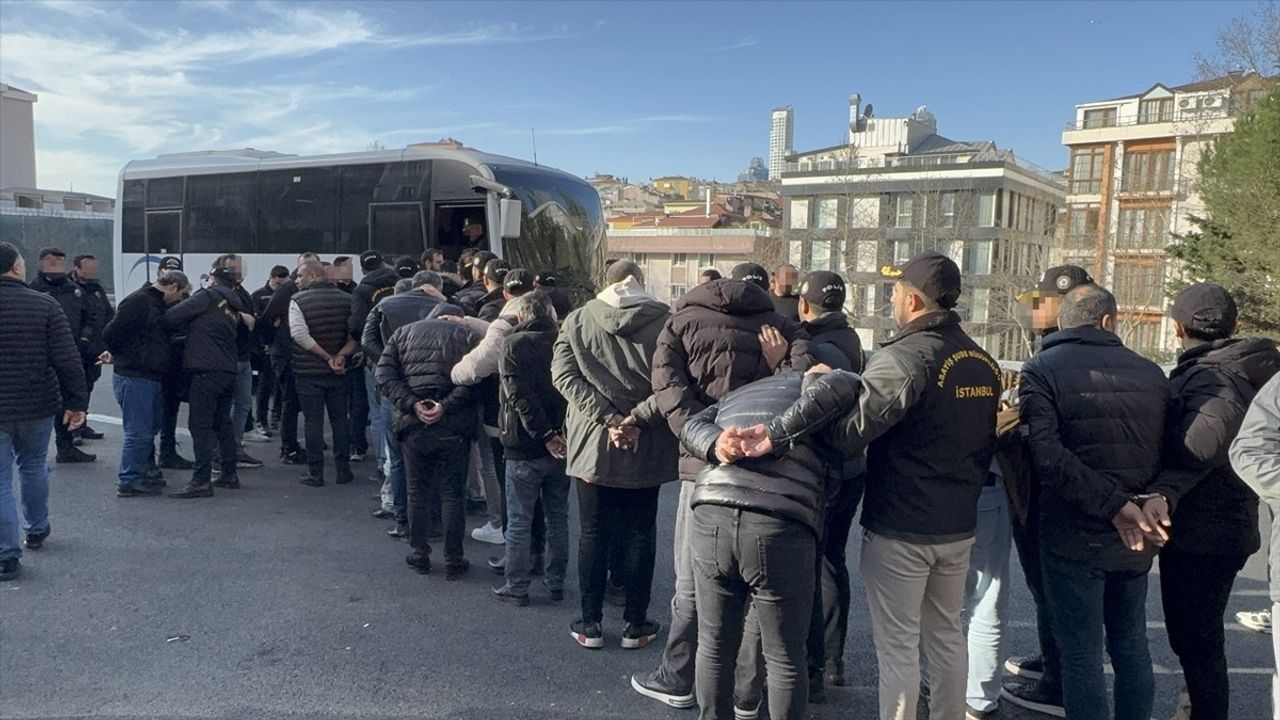 İstanbul'da Turistleri Dolandıran Taksicilere Operasyon: 26 Zanlı Adliyeye Sevk Edildi