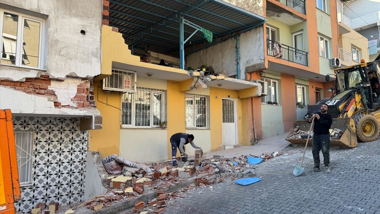 İzmir'de Freni Boşalan Kamyon Kazası