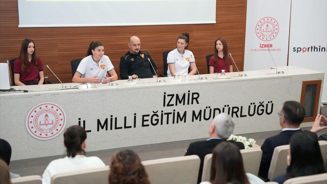 İzmir'de Gençler İçin Voleybol Topu Dağıtımı