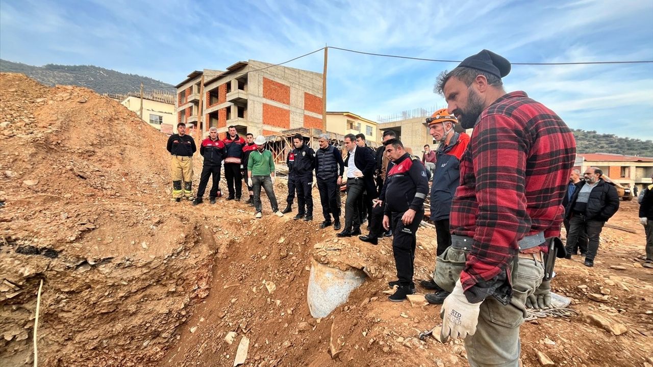 İzmir'de İnşaat Alanında Göçük: İşçi Kurtarıldı