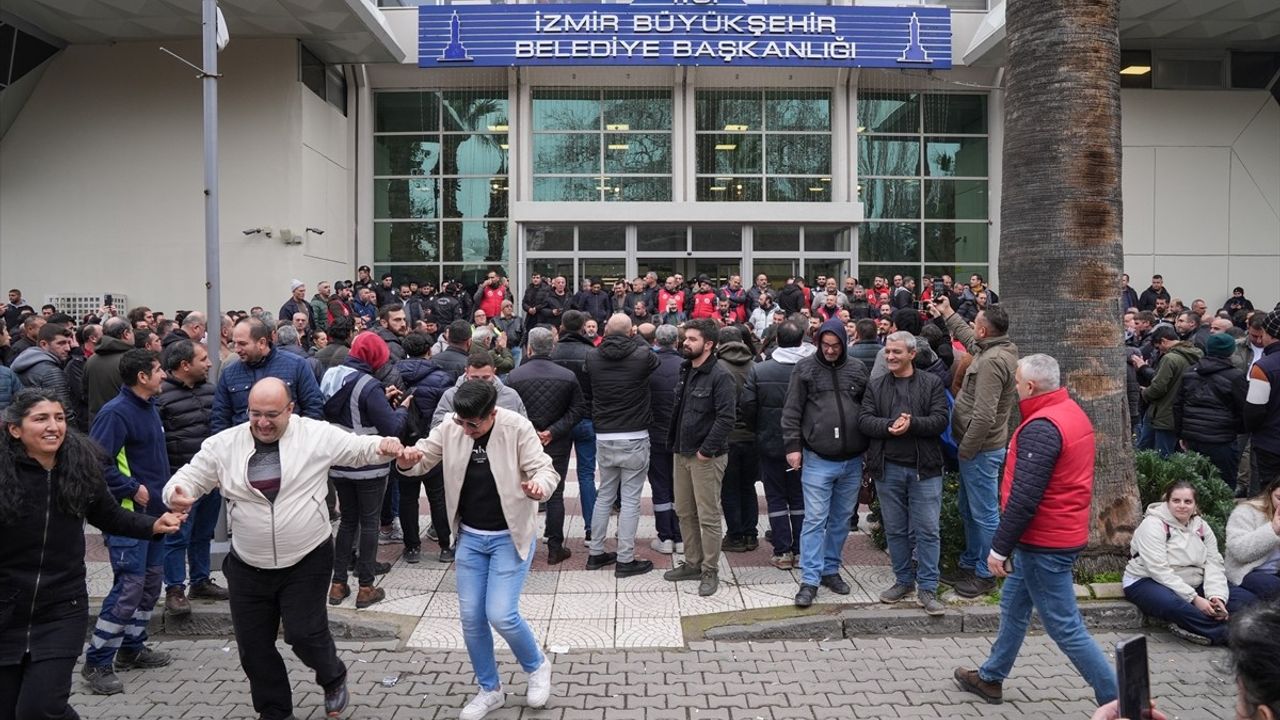 İzmir'de İZENERJİ ve İZELMAN Çalışanlarından İş Bırakma Eylemi