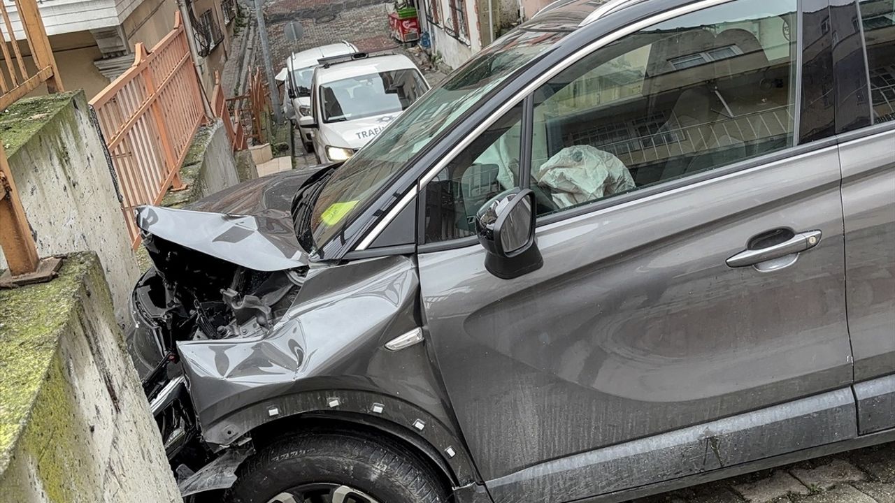 Kağıthane'de Bahçe Duvarına Çarpan Otomobilin Sürücüsü Yaralandı