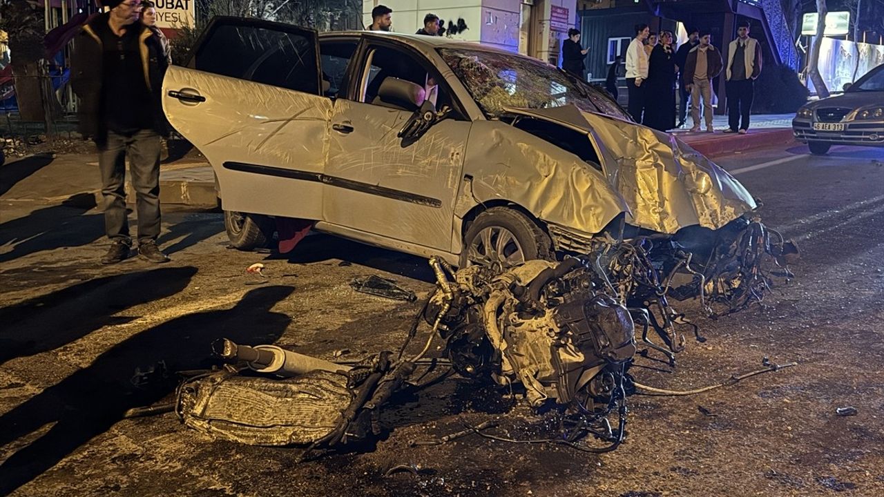 Kahramanmaraş'ta Aydınlatma Direğine Çarpan Otomobilde 3 Yaralı