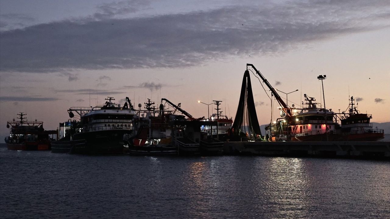 Karadeniz'de Fırtına Uyarısı: Balıkçılar Sinop Limanı'na Sığındı