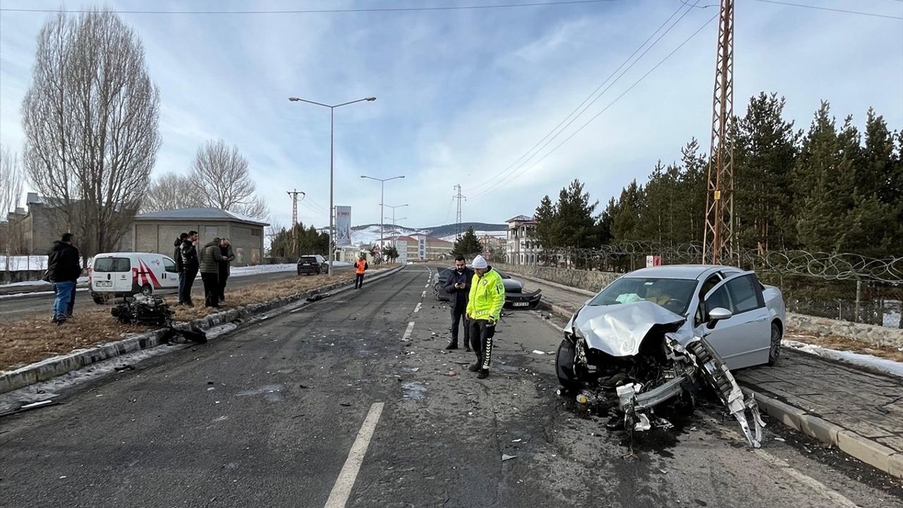 Kars'ta Trafik Kazasında Üç Yaralı