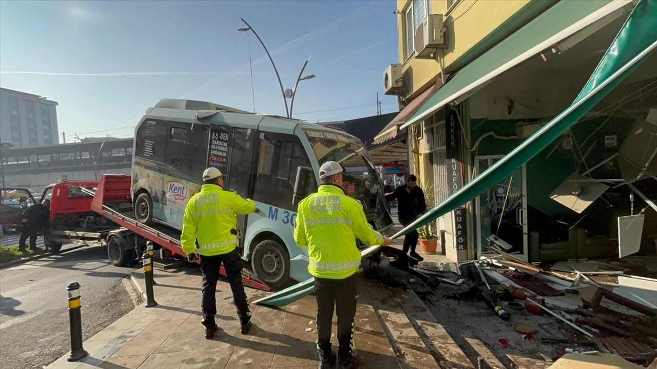 Kartal'da Minibüs Kazası: Üç Yaralı