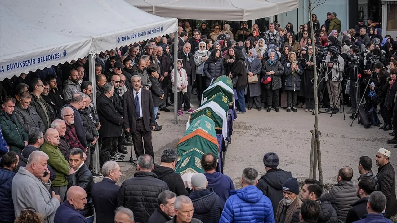 Kartalkaya Otel Yangınında Hayatını Kaybeden Ailenin Cenazesi Bursa'da Defnedildi