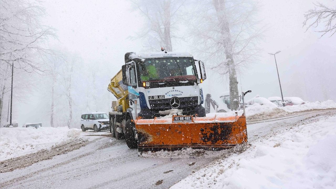 Kartepe'de Kar Yağışı Etkili Oluyor