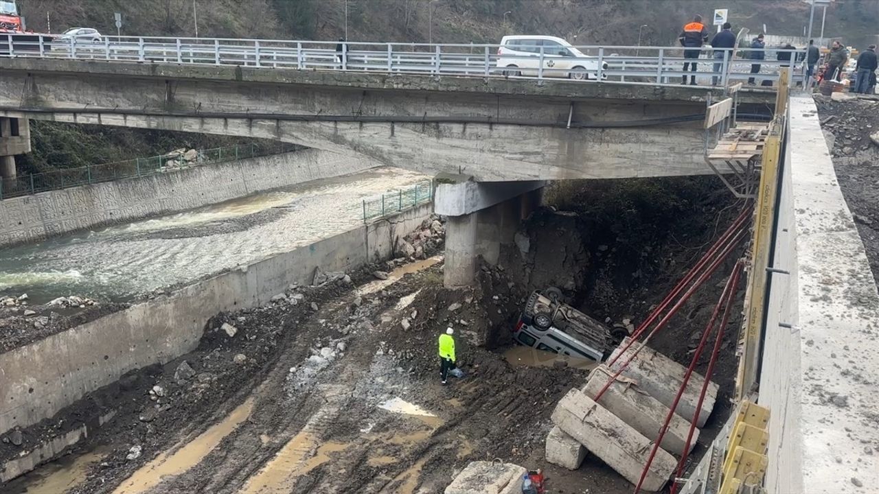 Kastamonu'da Dereye Devrilen Araçta Üç Yaralı