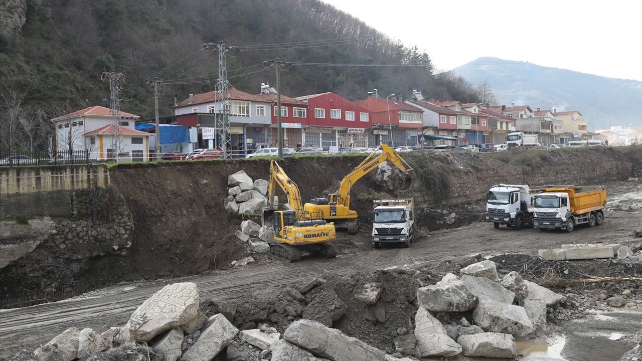 Kastamonu'da İnebolu Çayı'nda İstinat Duvarı Çöktü