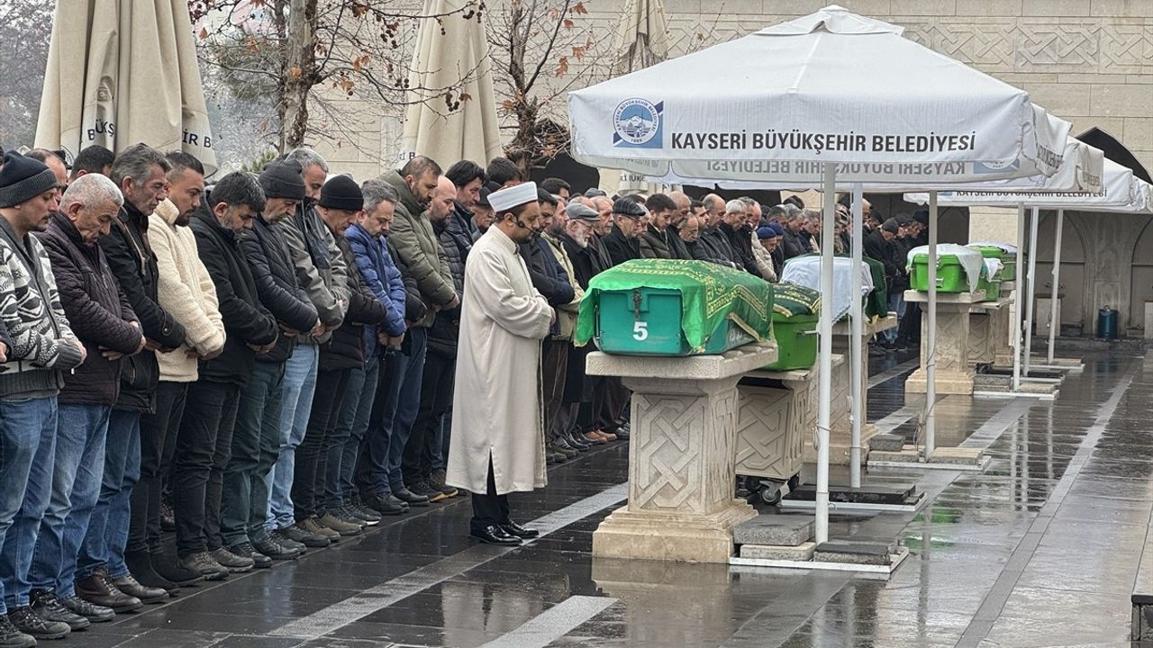 Kayseri'de Babası Tarafından Vurulan Çocuğun Cenazesi Defnedildi