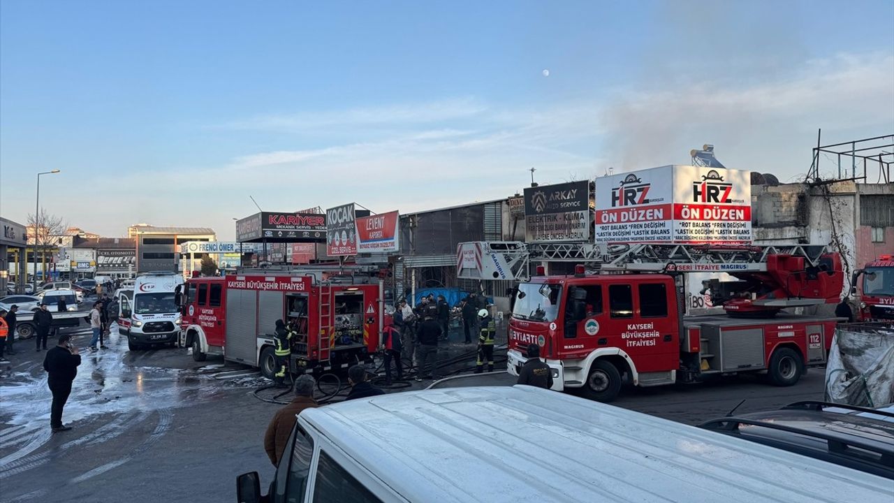 Kayseri'de Oto Tamirhanesinde Yangın Söndürüldü