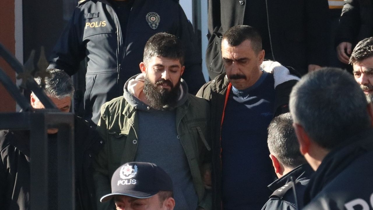 Kayseri'de Skandal Olay: Baba Oğlunu Yaralayıp Kendini Kilitledi