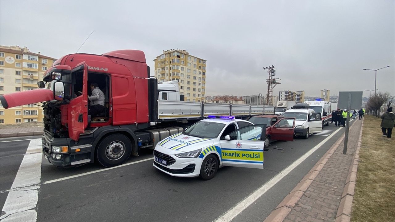 Kayseri'de Zincirleme Trafik Kazası: İki Yaralı