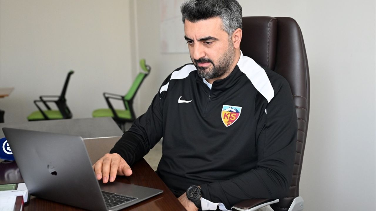 Kayserispor'un Teknik Direktörü Sinan Kaloğlu, Yılın Kareleri Oylamasına Katıldı