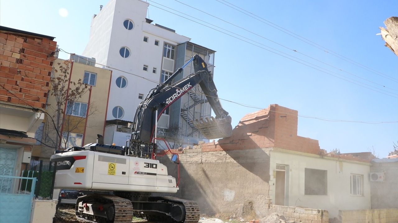 Kilis'te Deprem Sonrası Yıkım Çalışmaları Devam Ediyor