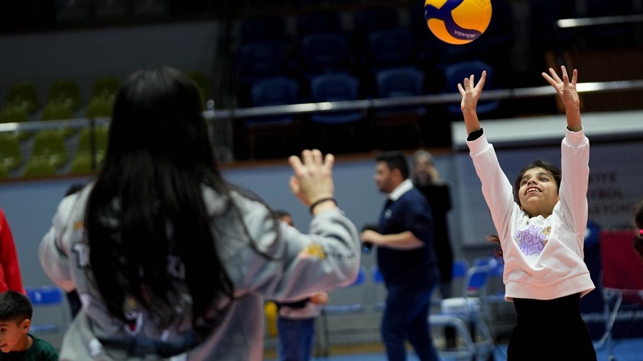 Kırıkhanlı Öğrencilerden Voleybol Filesi Projesi İzmir'de İlgi Gördü