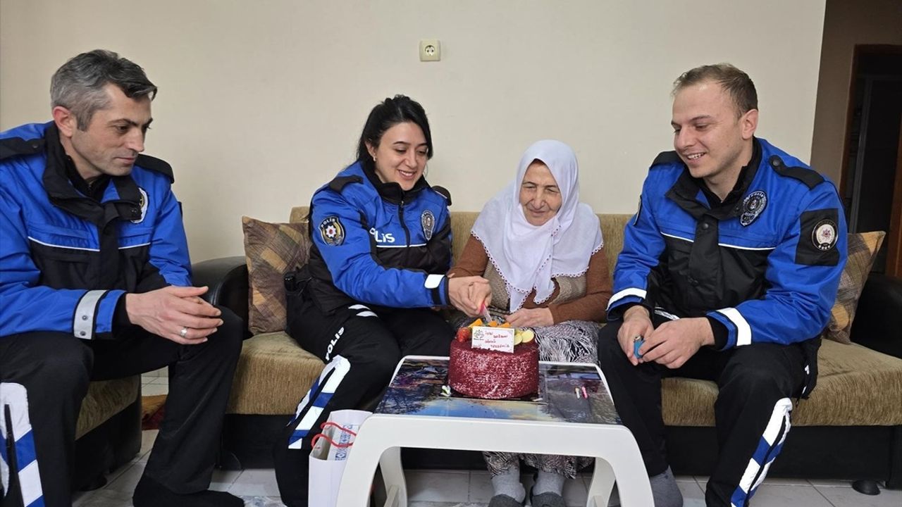 Kırıkkale'de Polislerden 81 Yaşındaki Kadına Unutulmaz Doğum Günü Sürprizi