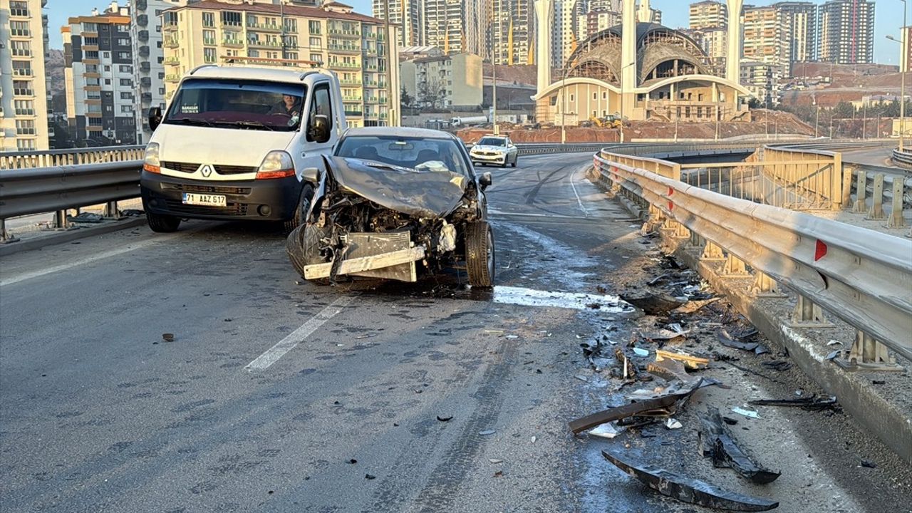 Kırıkkale'de Üç Araçlı Trafik Kazasında 6 Yaralı