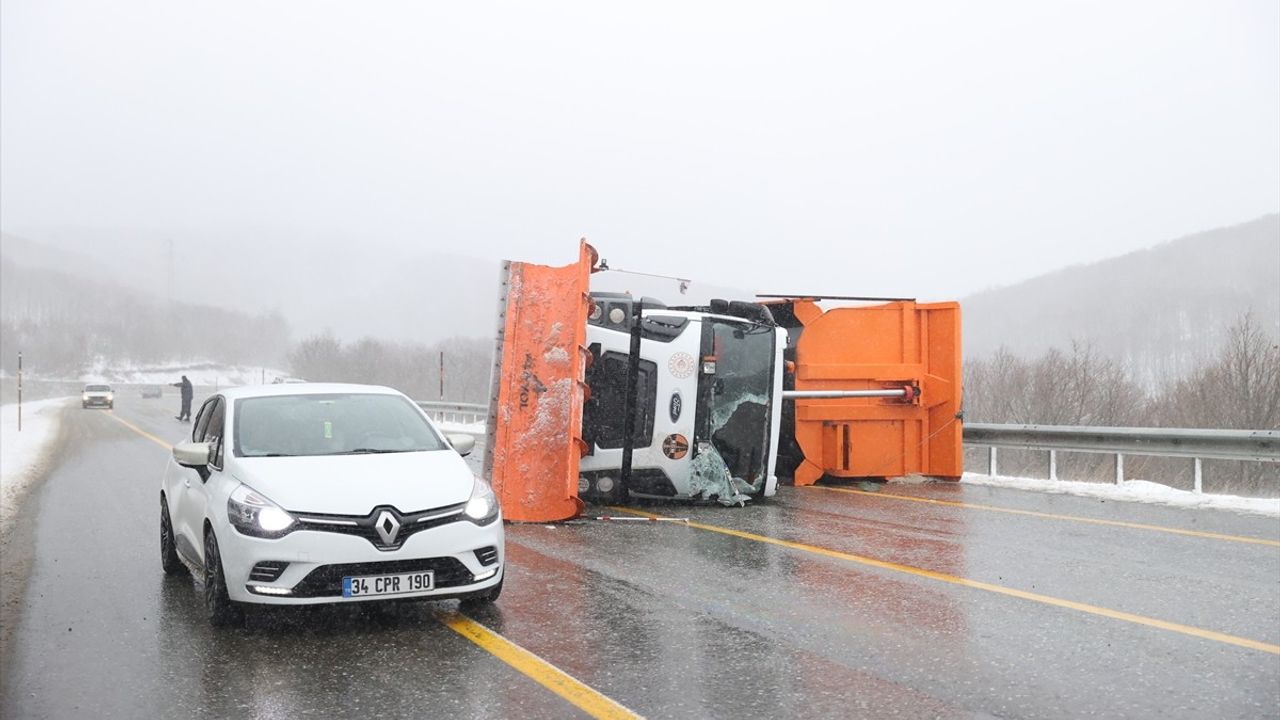 Kırklareli'nde Kar Küreme Aracı Devrildi, 2 Kişi Yaralandı