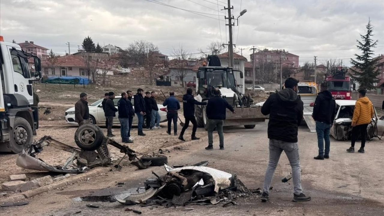 Kırşehir'de Otomobil Devrildi: Ehliyetsiz Sürücü Ağır Yaralandı