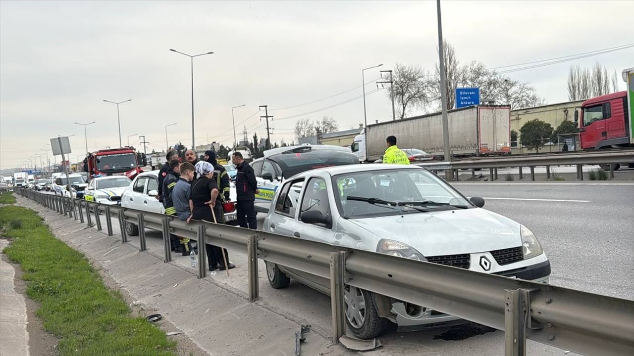 Kocaeli'de İki Araç Çarpıştı: 3 Yaralı