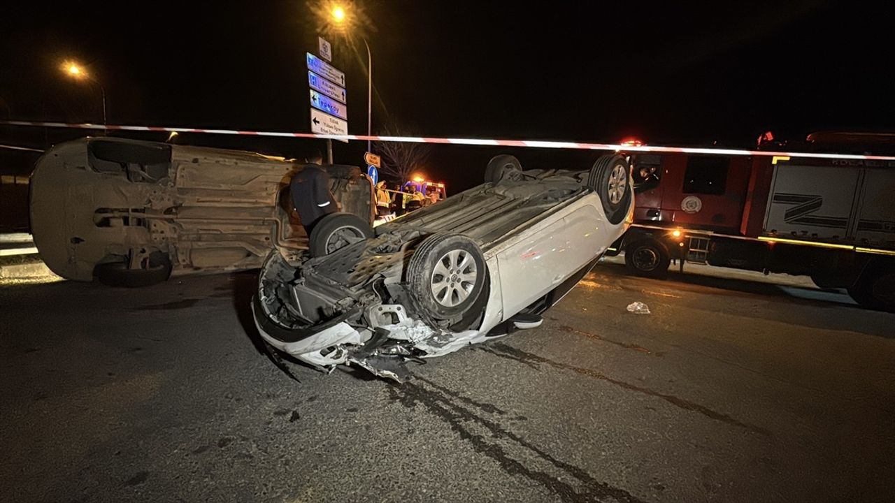 Kocaeli'de Ticari Araç ile Otomobil Çarpıştı: 4 Yaralı