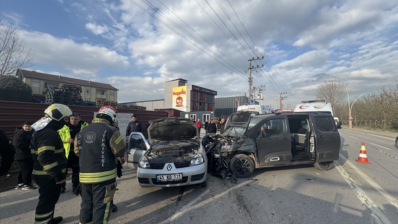 Kocaeli'de Trafik Kazası: 3 Yaralı