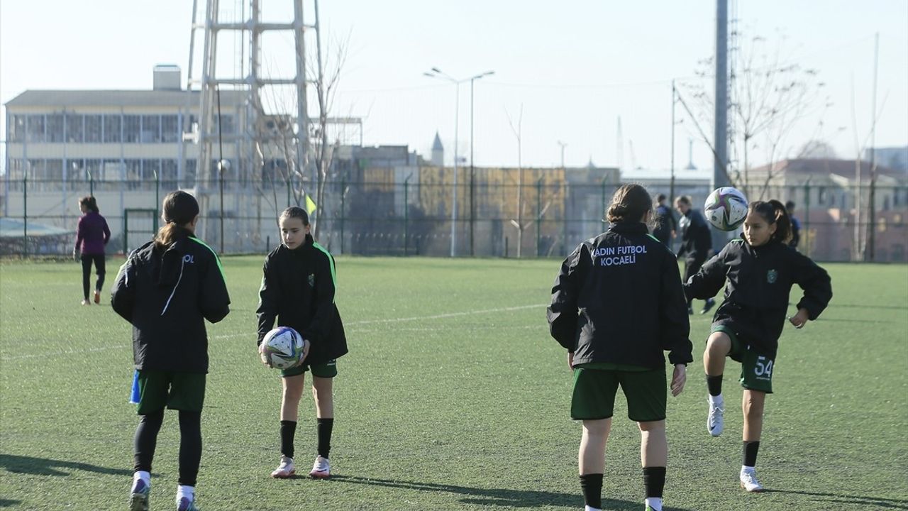 Kocaeli Kadın Futbol Takımı'nın Genç Yıldızları: Hem Sahada Hem Sınıfta Başarı