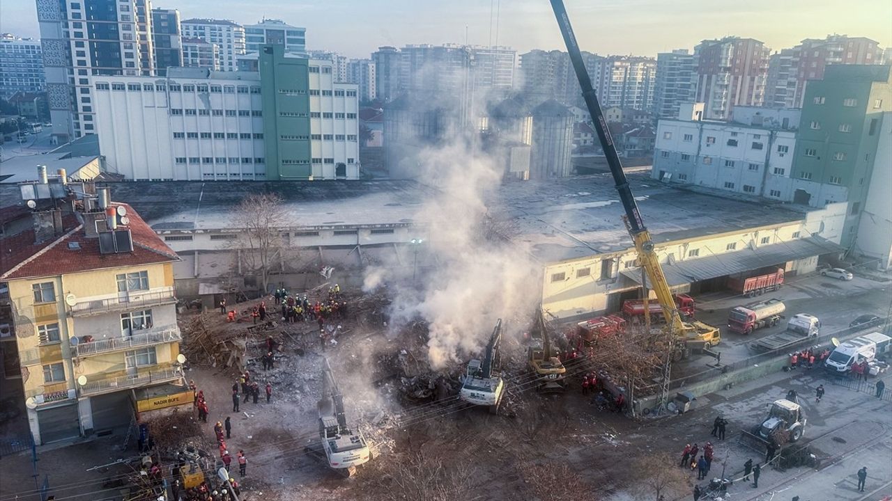 Konya'da Çöken Bina İçin Arama Kurtarma Faaliyetleri Devam Ediyor