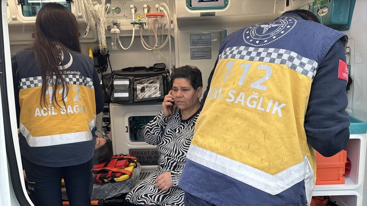 Kütahya'da Ambulans ve Otomobil Çarpıştı