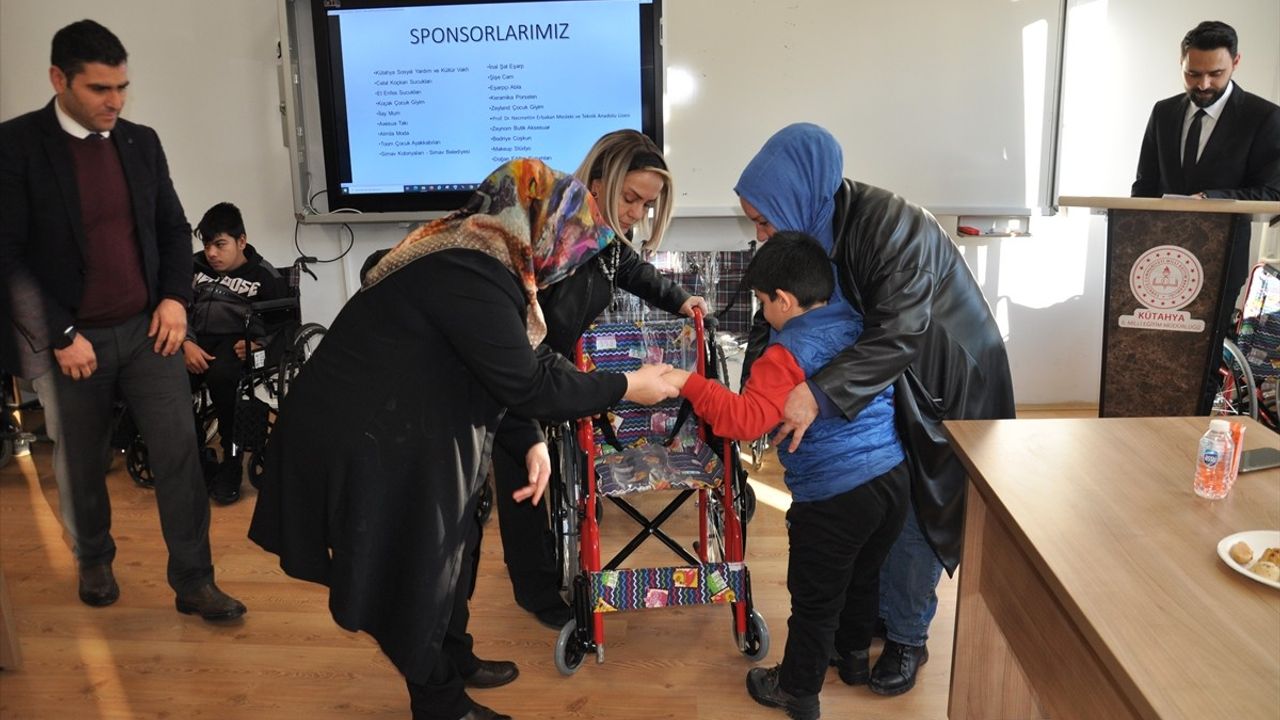 Kütahya'da İhtiyaç Sahiplerine Yardım İçin Kermes Düzenlendi